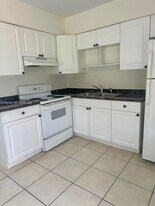 5649 SW 27th St in West Park, FL - Building Photo