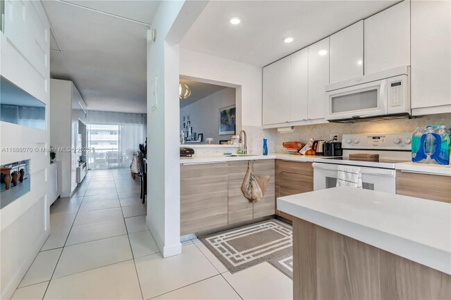 440 Paradise Isle Blvd in Hallandale Beach, FL - Building Photo - Building Photo