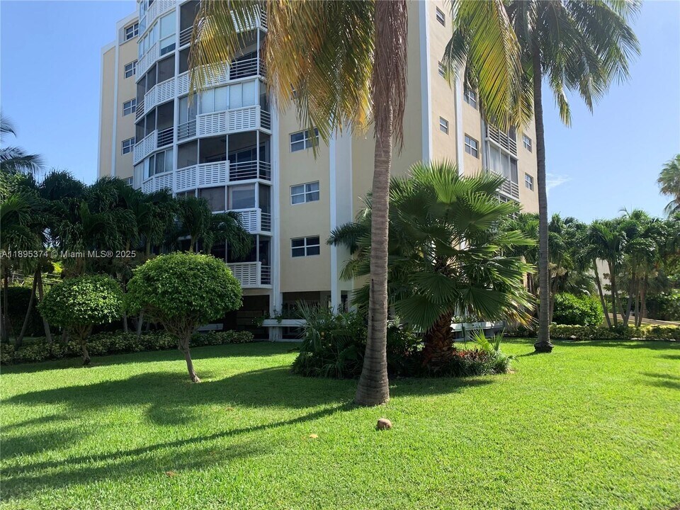 555 Crandon Blvd in Key Biscayne, FL - Foto de edificio