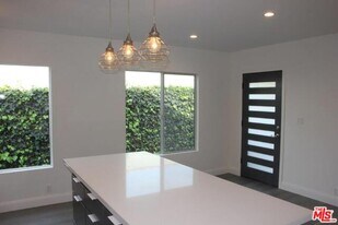 713 Vernon Ave in Los Angeles, CA - Building Photo