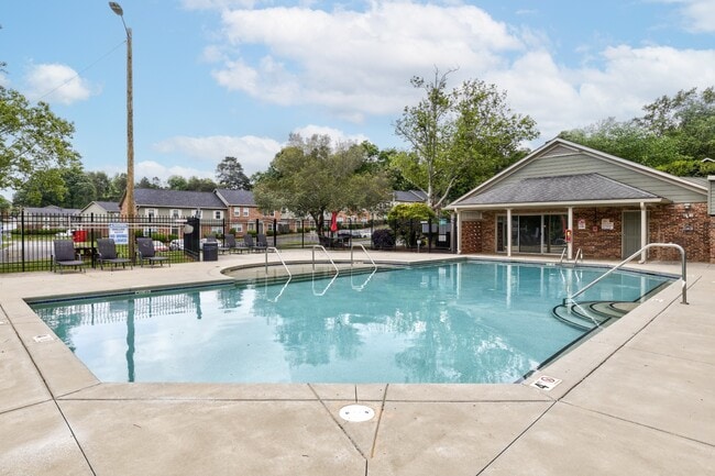 Carriage House Apartment Homes in Gastonia, NC - Foto de edificio - Building Photo