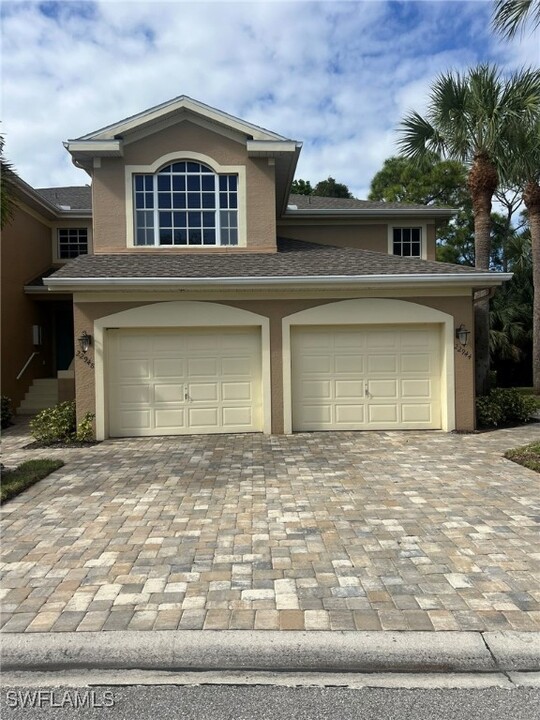 22944 Lone Oak Dr in Estero, FL - Foto de edificio