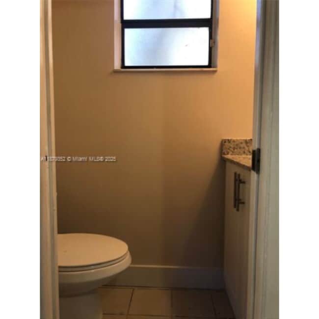 5960 W 25th Ct in Hialeah, FL - Foto de edificio - Building Photo