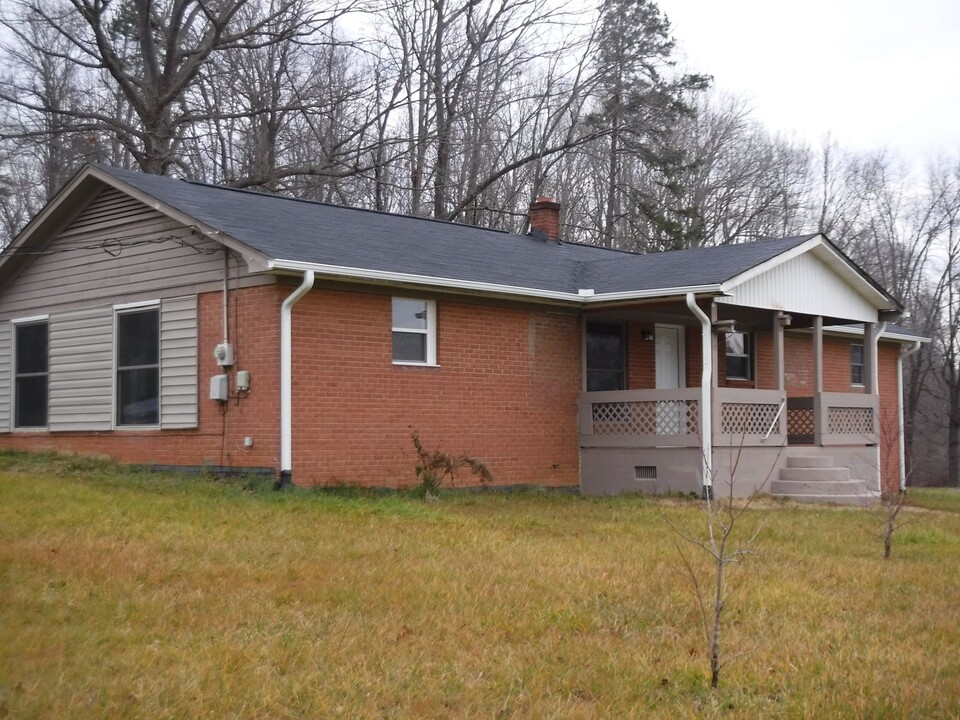 703 E Brown St in Mebane, NC - Building Photo