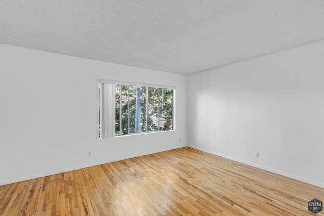 1627 S Bundy Dr in Los Angeles, CA - Foto de edificio - Building Photo