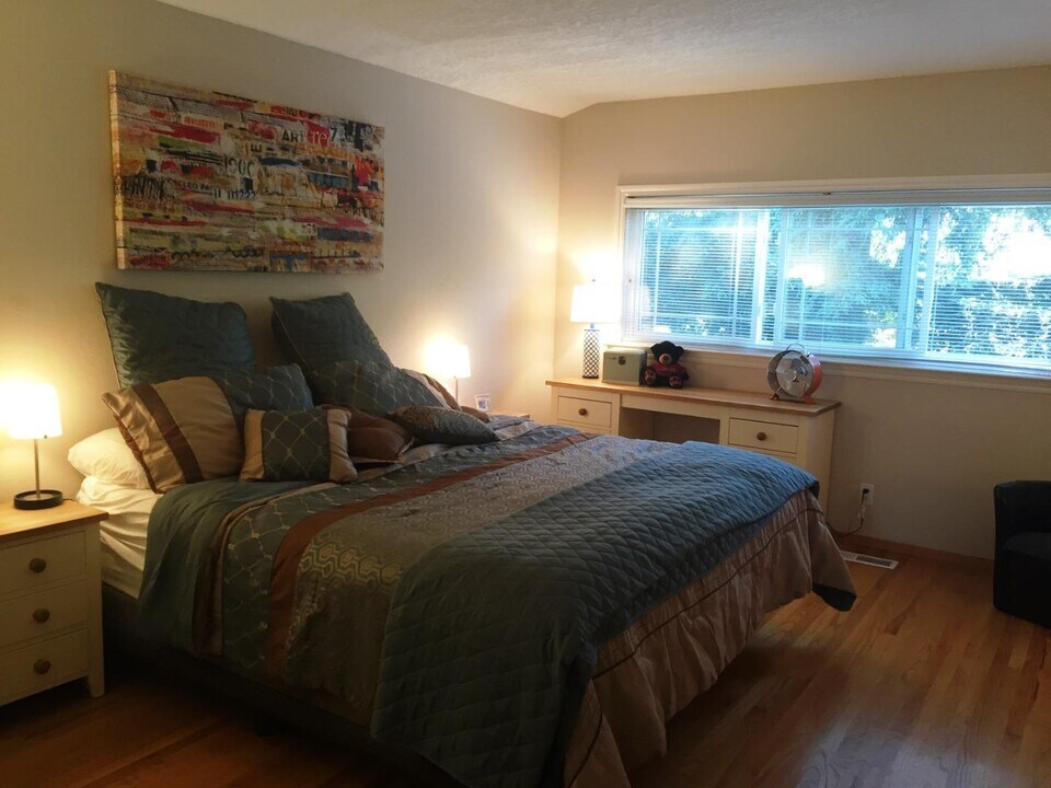10833 Wilkinson Ave in Cupertino, CA - Building Photo
