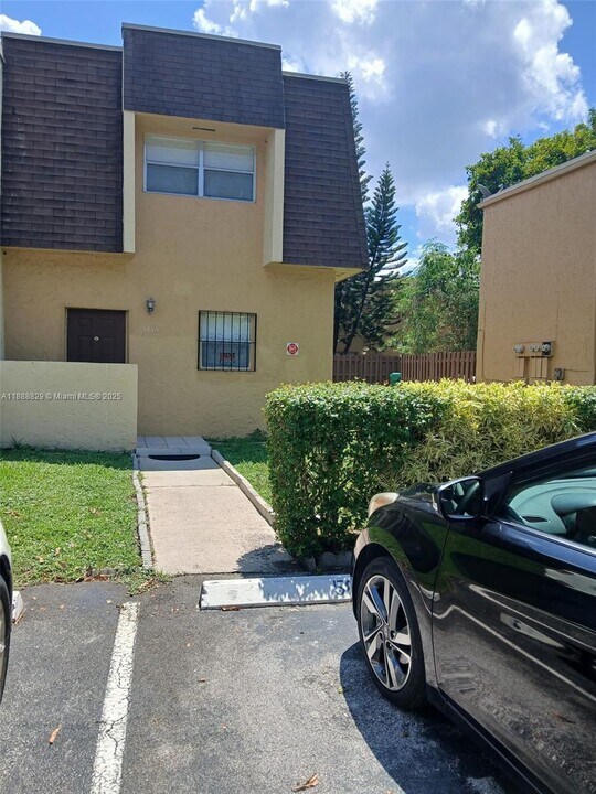 5845 Blueberry Ct in Lauderhill, FL - Building Photo