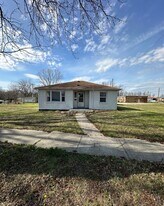 211 W Springfield St in St James, MO - Building Photo