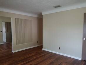 5853 Pine St in New Port Richey, FL - Building Photo - Building Photo