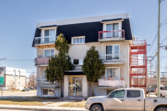 390 Copernic Av in Laval, QC - Building Photo - Building Photo
