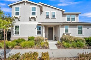 2333 Aerostar Way in Sacramento, CA - Building Photo