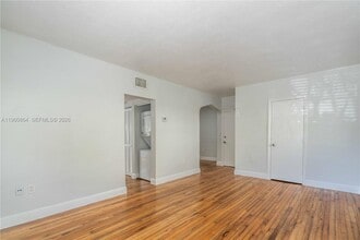 1011 Bay Dr in Miami Beach, FL - Building Photo - Building Photo