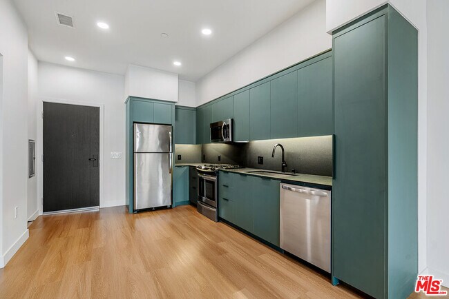 10601 Washington Blvd in Culver City, CA - Foto de edificio - Building Photo