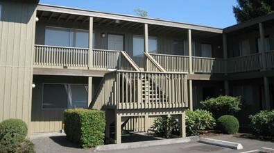 r268 Crystal Springs Apartments in Tacoma, WA - Building Photo - Building Photo