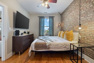 4902 S Forrestville Ave in Chicago, IL - Building Photo - Building Photo