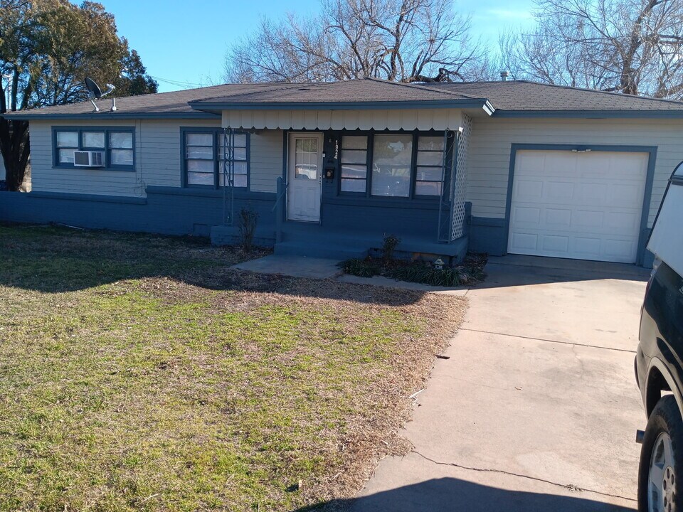 1904 W Spruce Ave in Duncan, OK - Building Photo