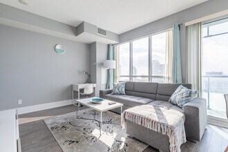 255 Front St W in Toronto, ON - Building Photo - Building Photo