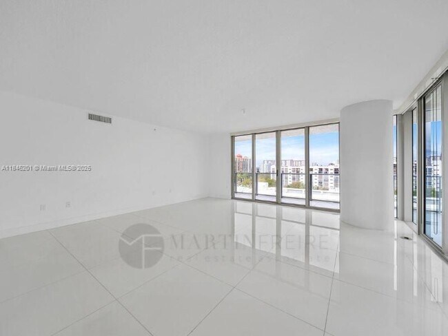 300 Sunny Isles Blvd in Sunny Isles Beach, FL - Building Photo - Building Photo