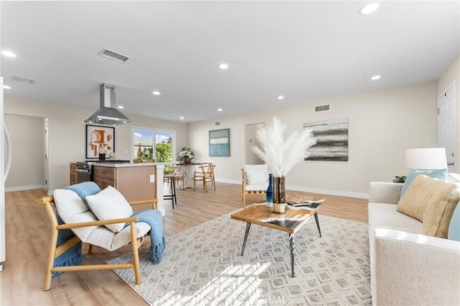 15542 Mayflower Ln in Huntington Beach, CA - Foto de edificio - Building Photo