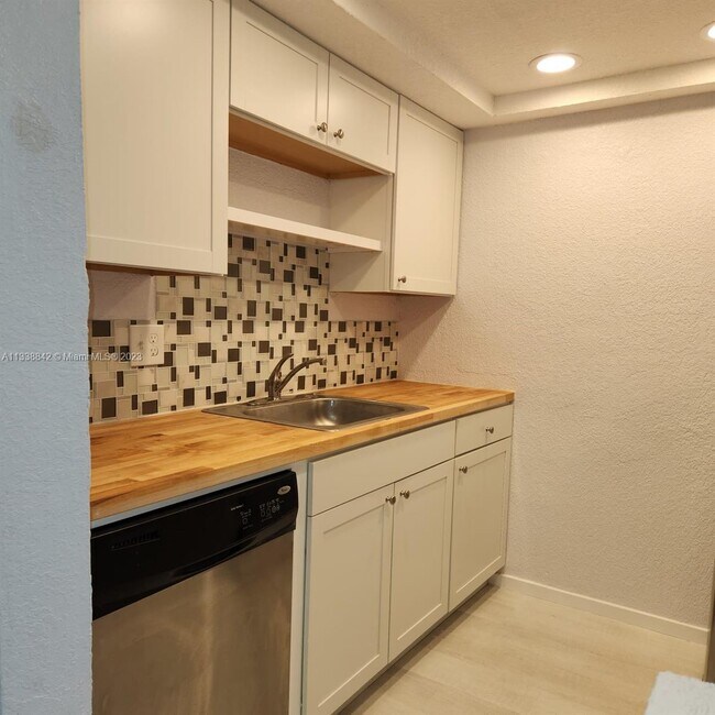7340 SW 82nd St-Unit -C102 in Miami, FL - Building Photo - Building Photo