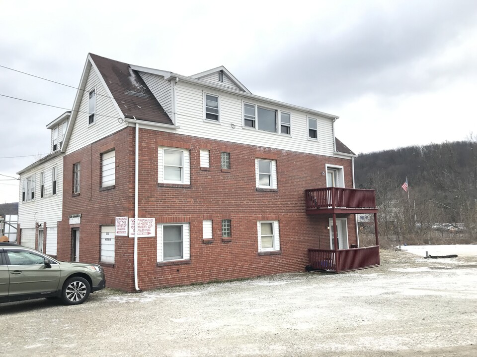 2533 Moyer Rd in Connellsville, PA - Building Photo