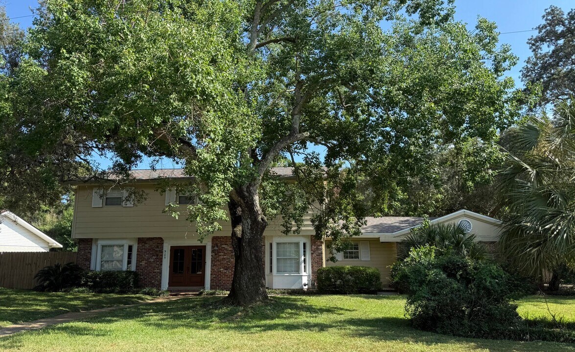 905 Poinciana Dr in Gulf Breeze, FL - Building Photo
