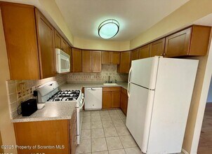 14 Abington Gardens Dr in South Abington Township, PA - Foto de edificio - Building Photo