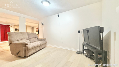 1221 Meadowlands Dr E in Nepean, ON - Building Photo - Building Photo