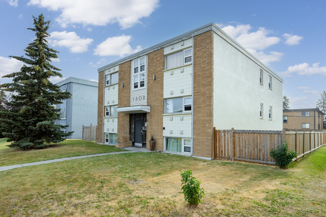 1606 38 St SW in Calgary, AB - Building Photo