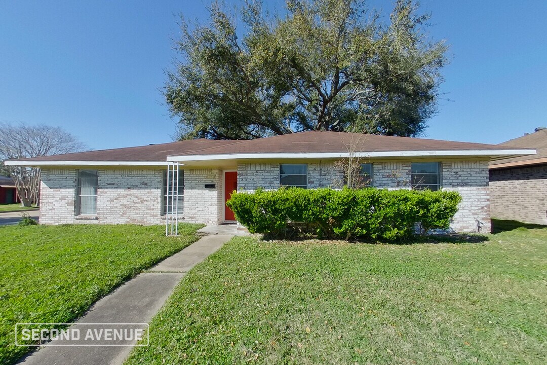 718 E Brown Ln in Deer Park, TX - Building Photo