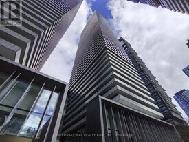 50 Charles St E in Toronto, ON - Building Photo