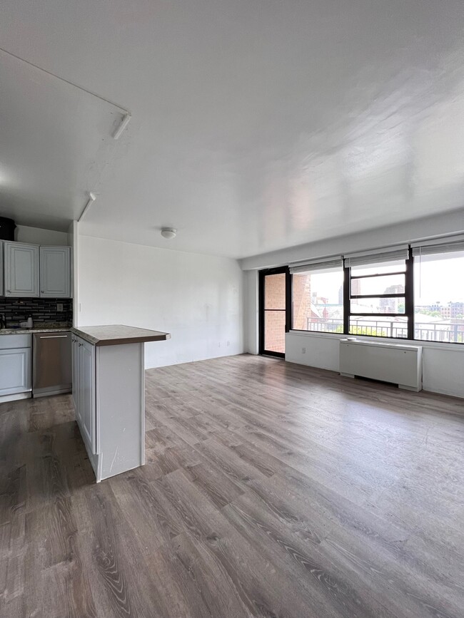 135 Montgomery St, Unit 7E in Jersey City, NJ - Building Photo - Building Photo