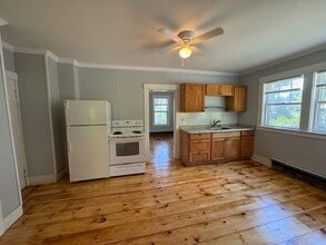 27 Maple Street in Windsor, VT - Foto de edificio - Building Photo