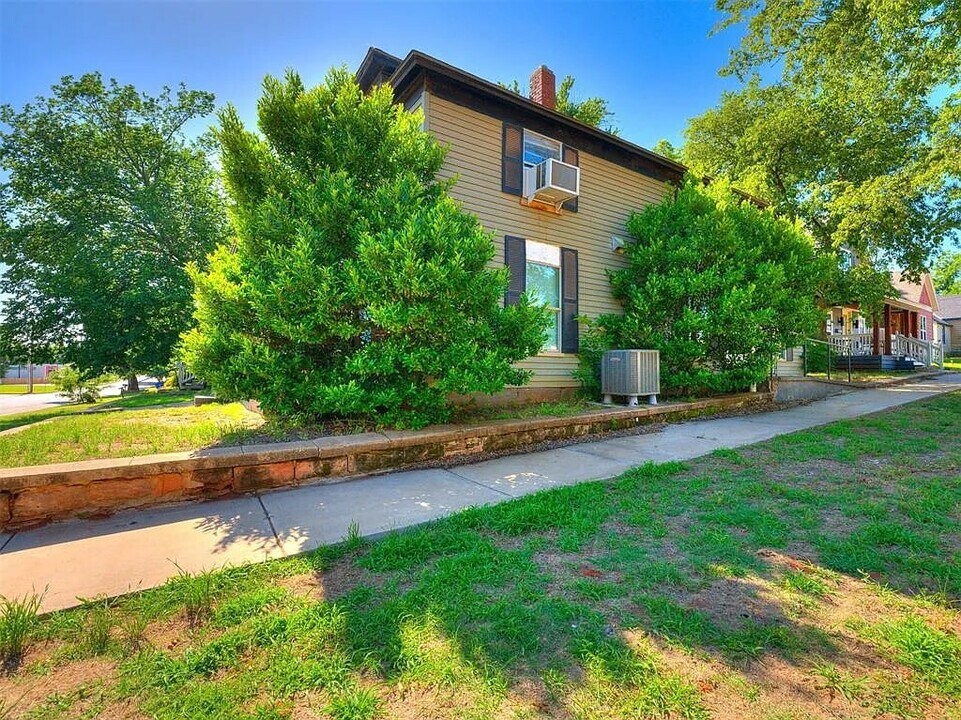 220 E Springer Ave in Guthrie, OK - Building Photo