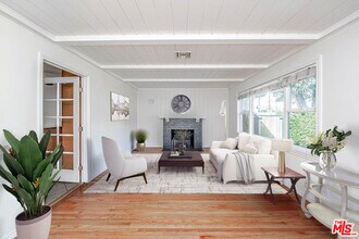 5353 Don Pio Dr in Los Angeles, CA - Building Photo - Building Photo