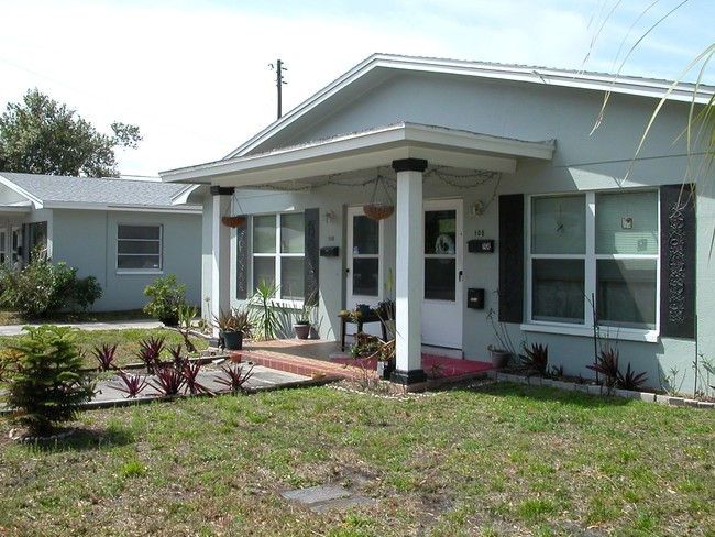 108-112 S Highland Ave in Clearwater, FL - Foto de edificio - Building Photo