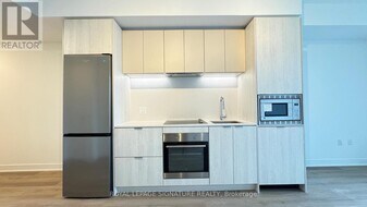 86 Dundas St E in Mississauga, ON - Building Photo