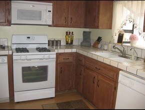 441 E San Jose Ave, Unit 301 in Burbank, CA - Foto de edificio - Building Photo