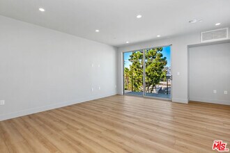 12431 Rochester Ave in Los Angeles, CA - Building Photo - Building Photo