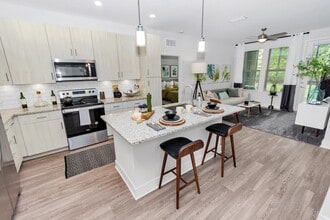 POINTE AT EAST SHORE in Apopka, FL - Building Photo - Building Photo