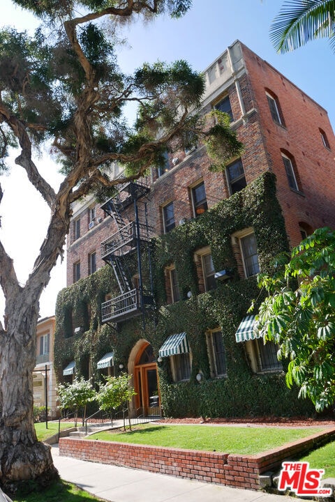 611 Cloverdale Ave in Los Angeles, CA - Building Photo - Building Photo