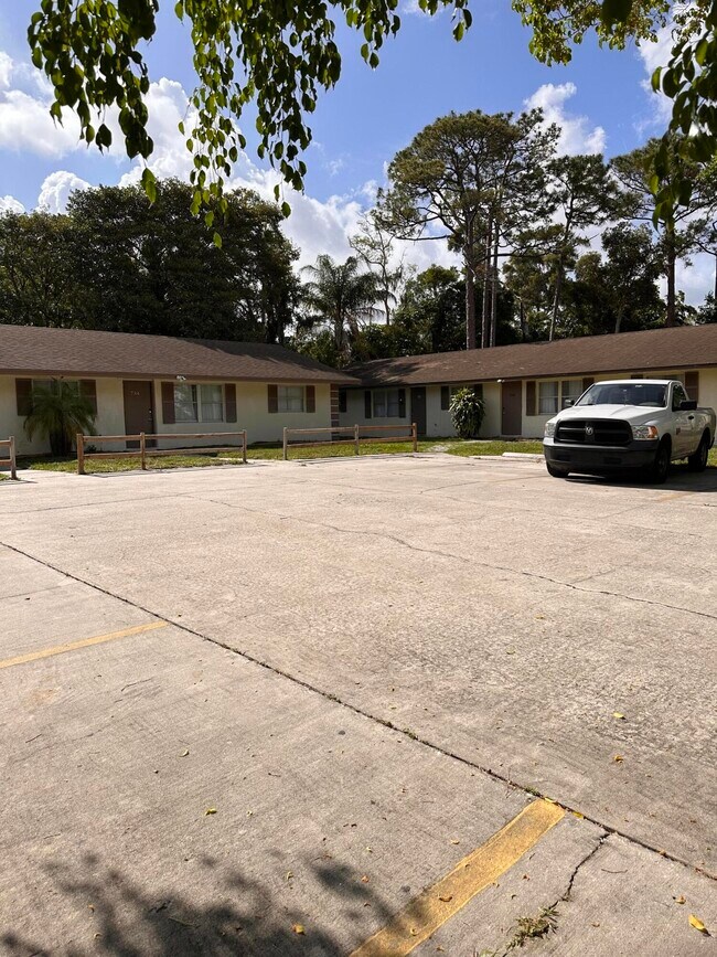 732 Neil Rd in West Palm Beach, FL - Building Photo - Building Photo