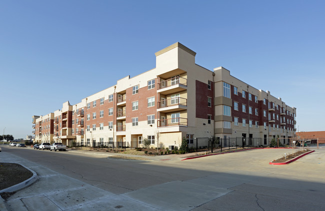 Trinity Mills Condominium in Carrollton, TX - Foto de edificio - Building Photo