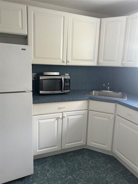 121 Sullivan Ave in Farmingdale, NY - Building Photo