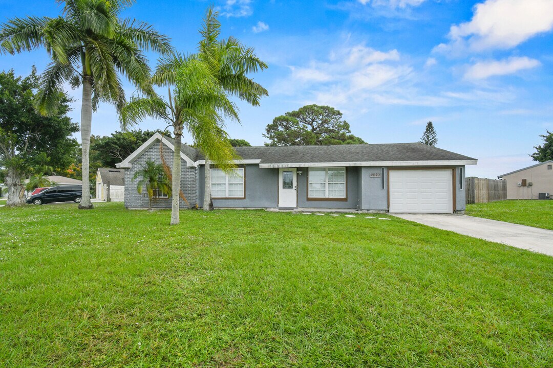 2079 SE Triumph Rd in Port St. Lucie, FL - Building Photo