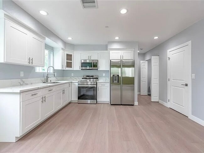 OSTEL: Shared Space - By the Bed in Los Angeles, CA - Building Photo - Building Photo