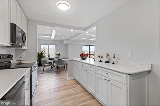 8370 Greensboro Dr, Unit #1009 in McLean, VA - Foto de edificio - Building Photo