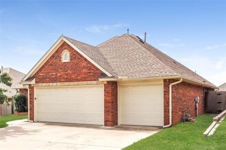 11162 Larkin Ln in Midwest City, OK - Building Photo - Building Photo