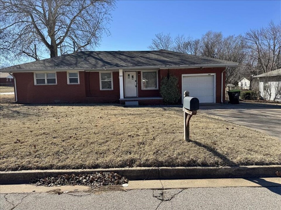 400 W Madison St in Purcell, OK - Building Photo