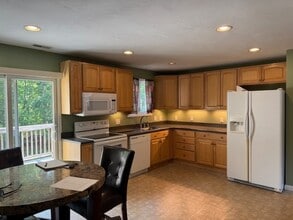 14 Moss St in Burlington, MA - Foto de edificio - Building Photo